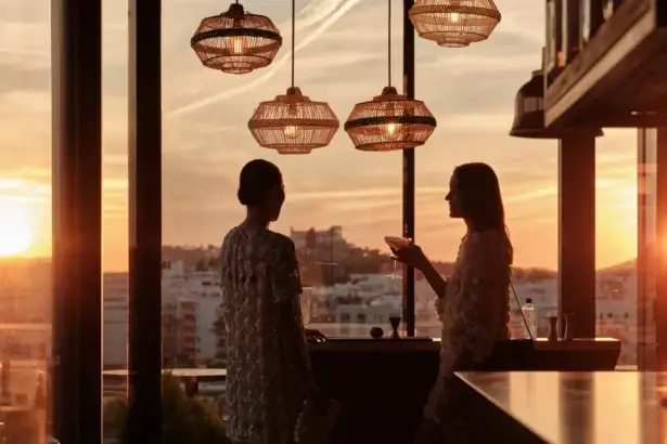 Aguas de Ibiza consolida su propuesta gastronómica en Santa Eulària con Maymanta, Alabastro, Oligo y su Pisco Bar.