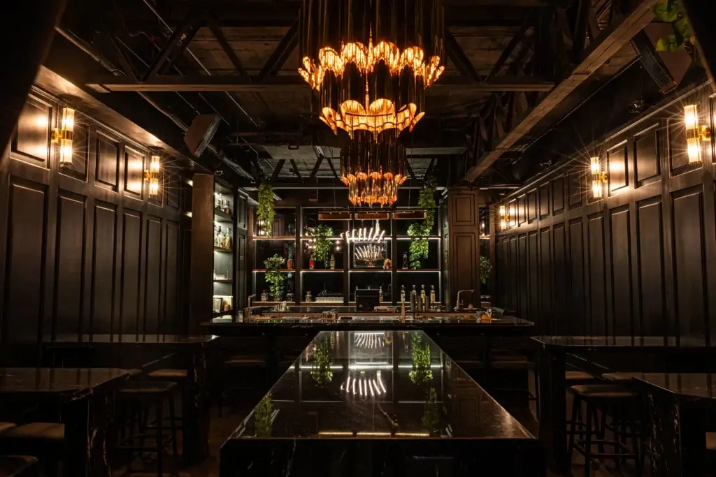 Espacios gastro de BLESS Ibiza The Site con coctelería de autor, sushi en vivo y cocina mediterránea junto al mar