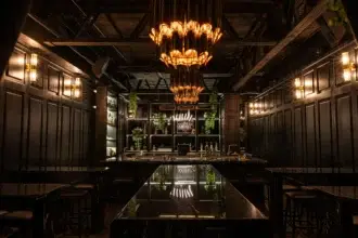 Espacios gastro de BLESS Ibiza The Site con coctelería de autor, sushi en vivo y cocina mediterránea junto al mar