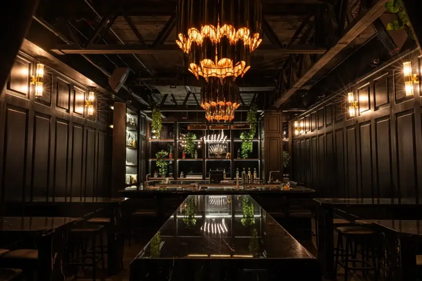 Espacios gastro de BLESS Ibiza The Site con coctelería de autor, sushi en vivo y cocina mediterránea junto al mar